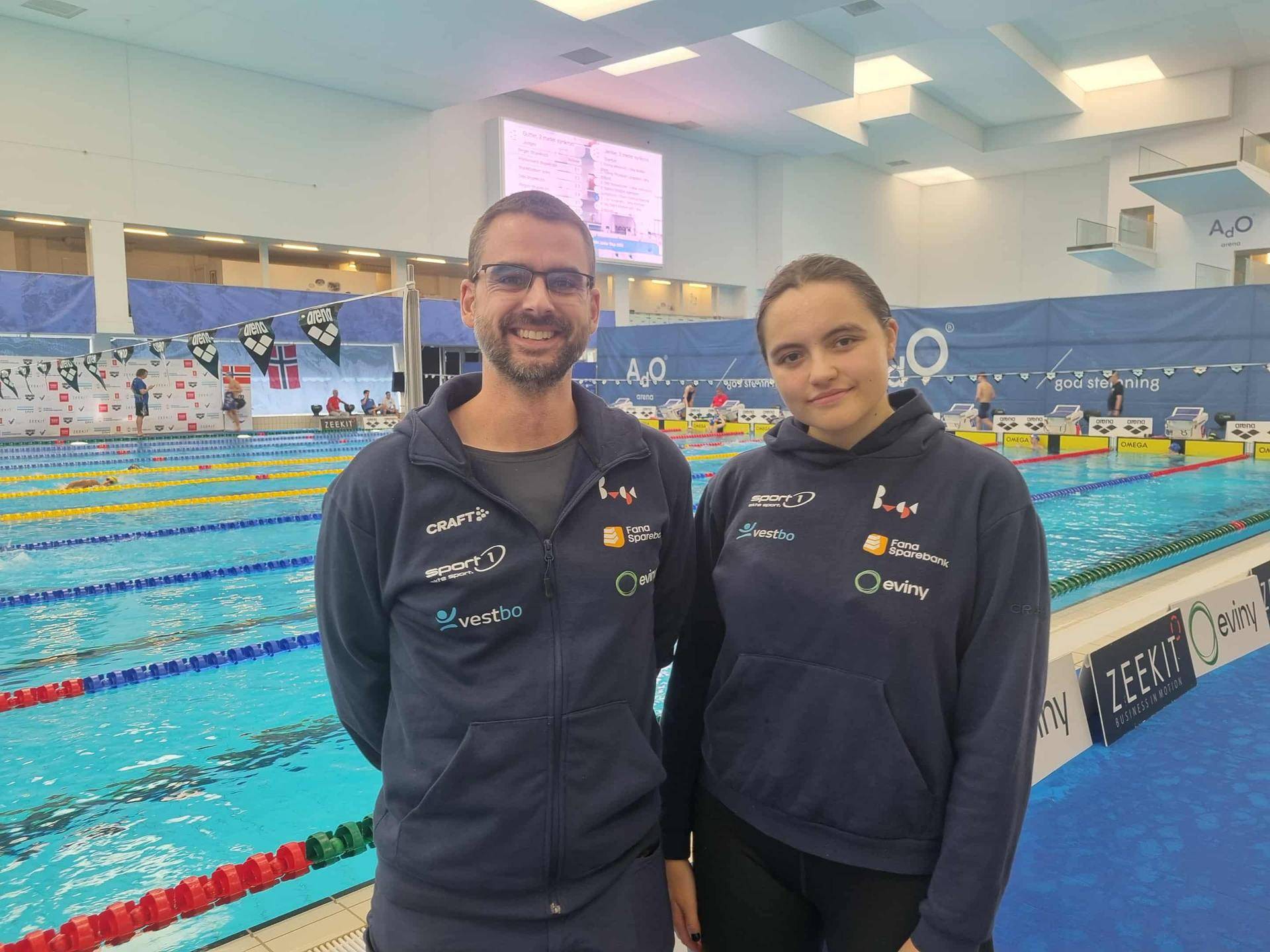 Fotograf Peter Aglen og leder av ungdomsutvalget Rebekka Kvaal