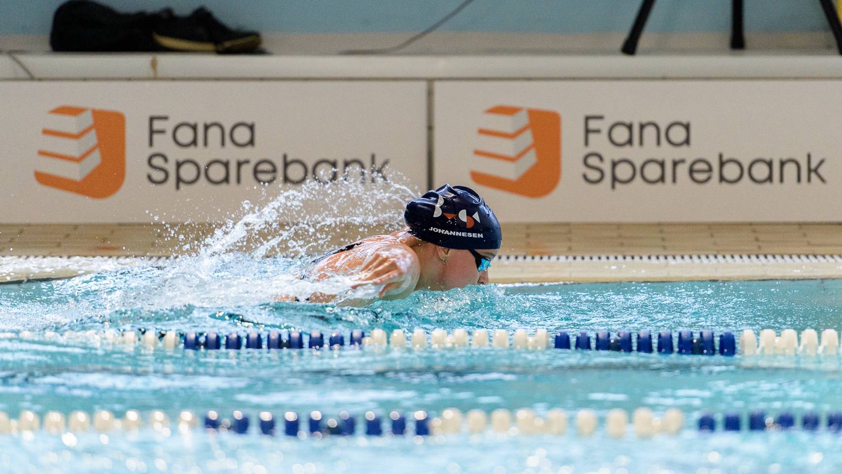 Fana Sparebank Cup svømmer i aksjon