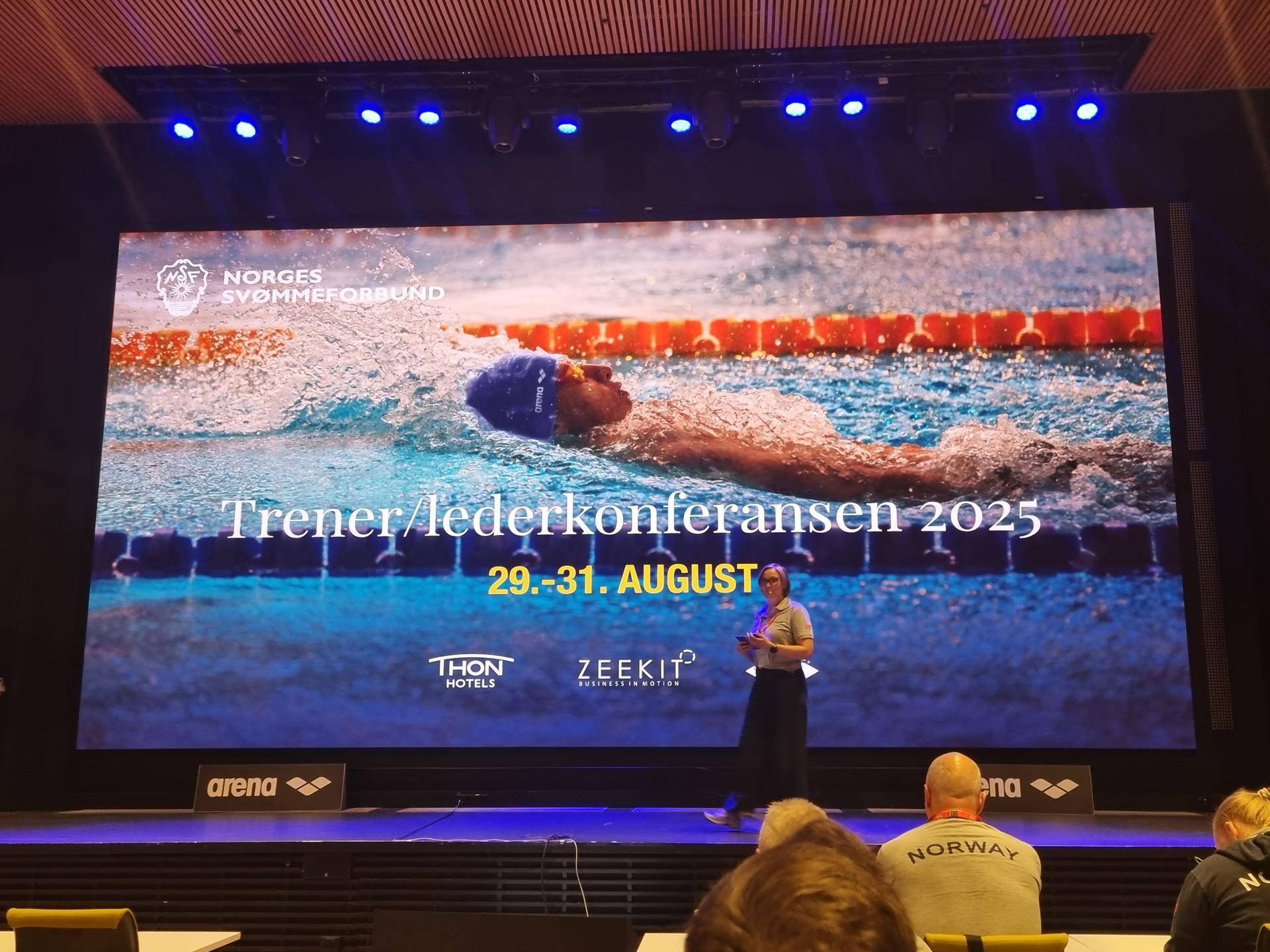 Visepresident Linda i NSF på scenen under Trener/lederkonferansen