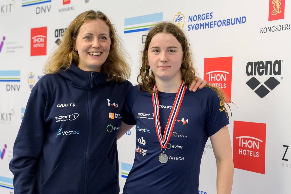 Selene Kleiven Henriksen og styremedlem Karia Kleiven