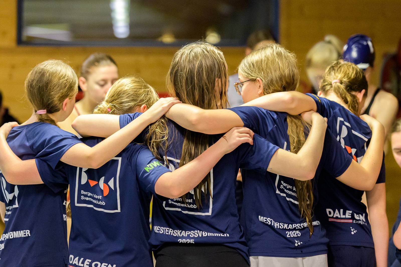 Utøvere som støtter hverandre og viser samhold