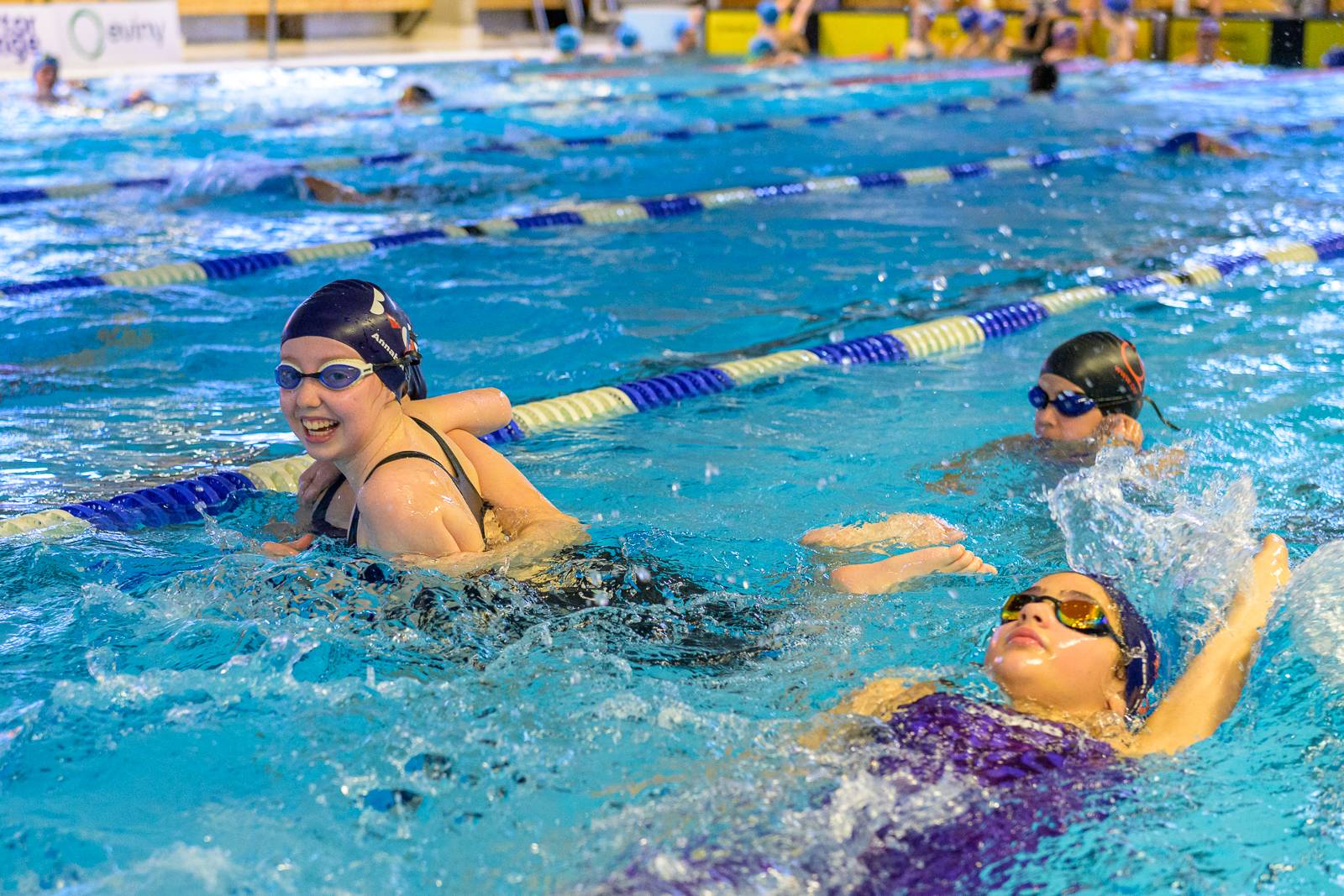 Illustrasjonsbilde av barn som svømmer