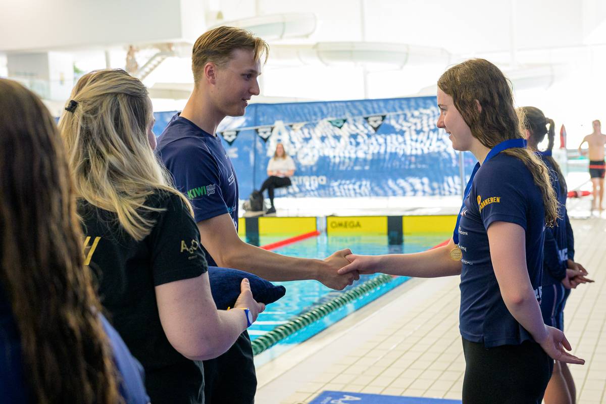 Mikkel deler ut gullet til Selene 