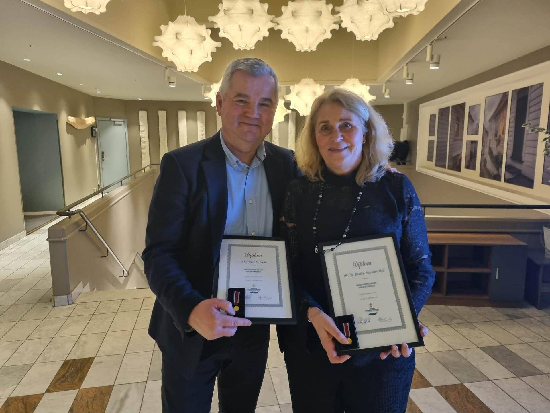 Johannes og Hilde med Hederstegn fra NSF