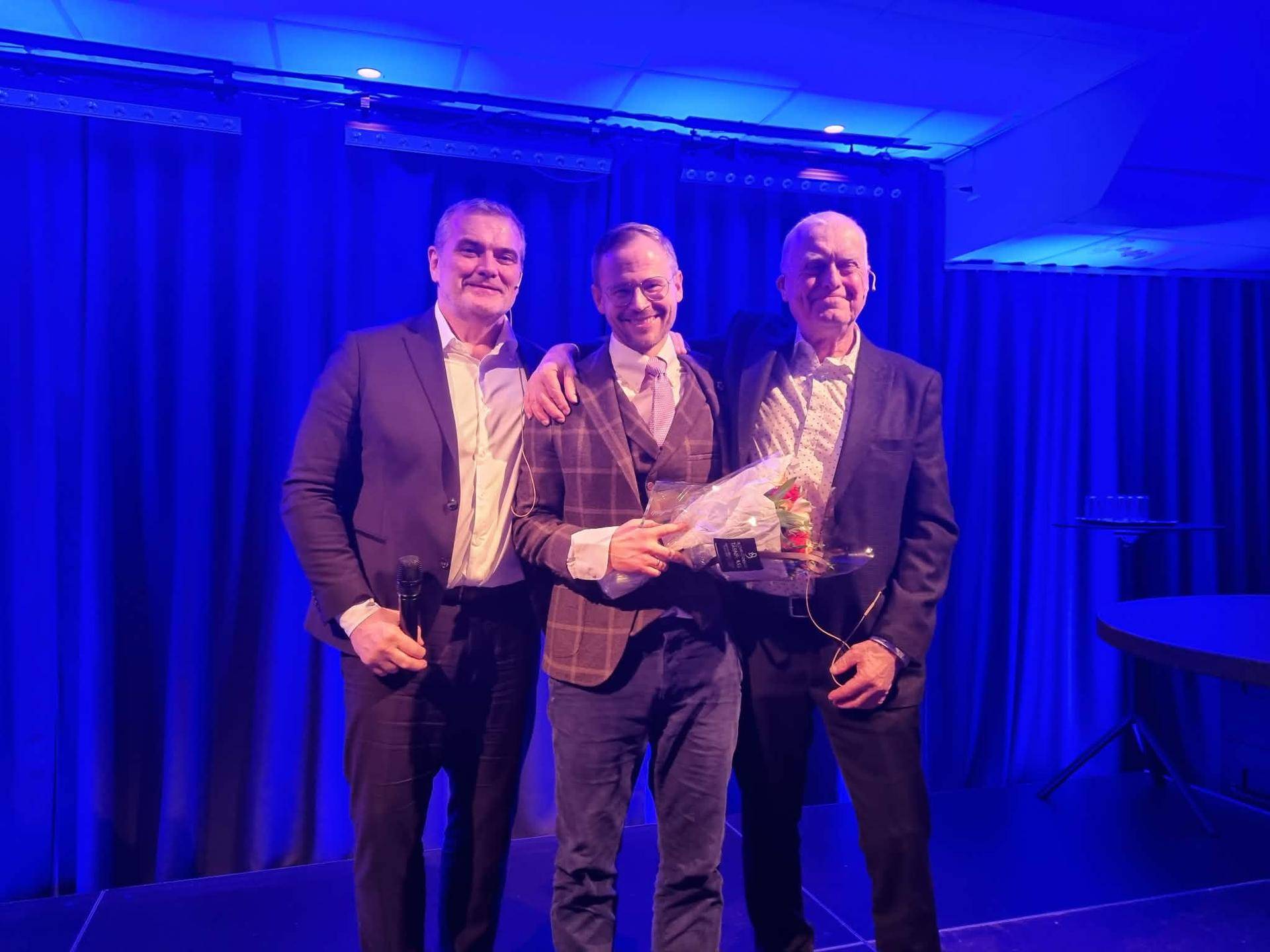 En stolt Magnus Tvedt omkranset av prisutdelerne