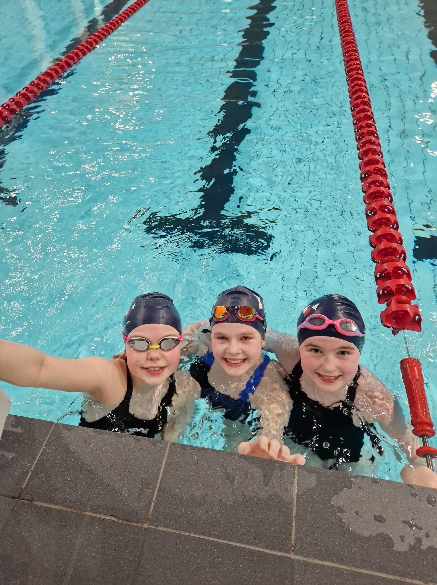 Glade jenter som svømte til inntekt for Barnekreftforeningen