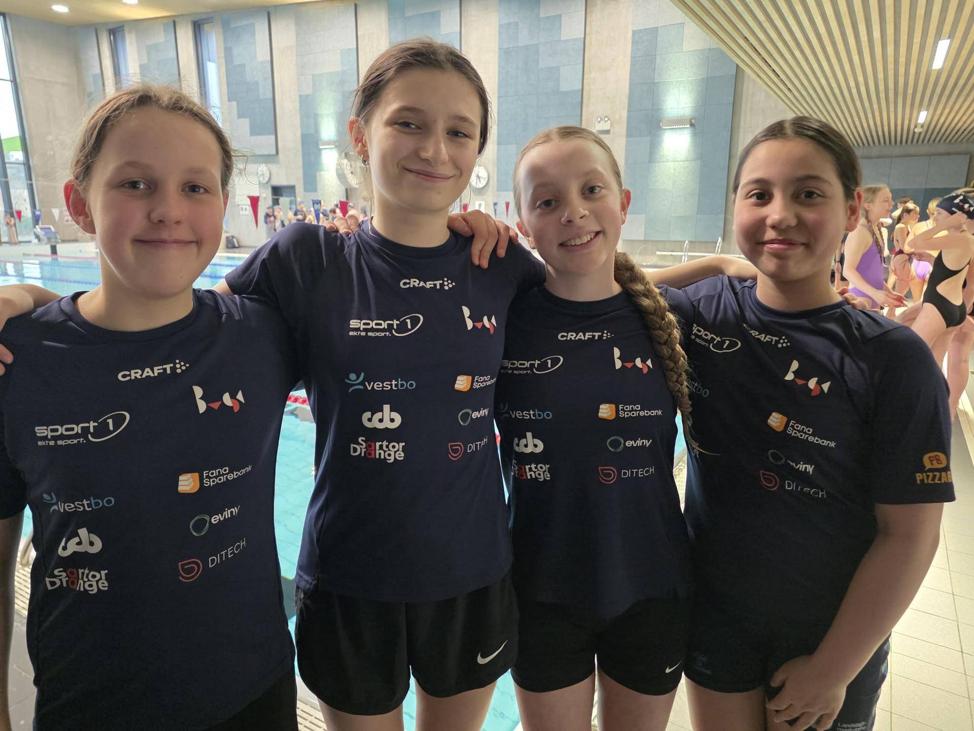 Glade jenter i K2 under påskesvøm