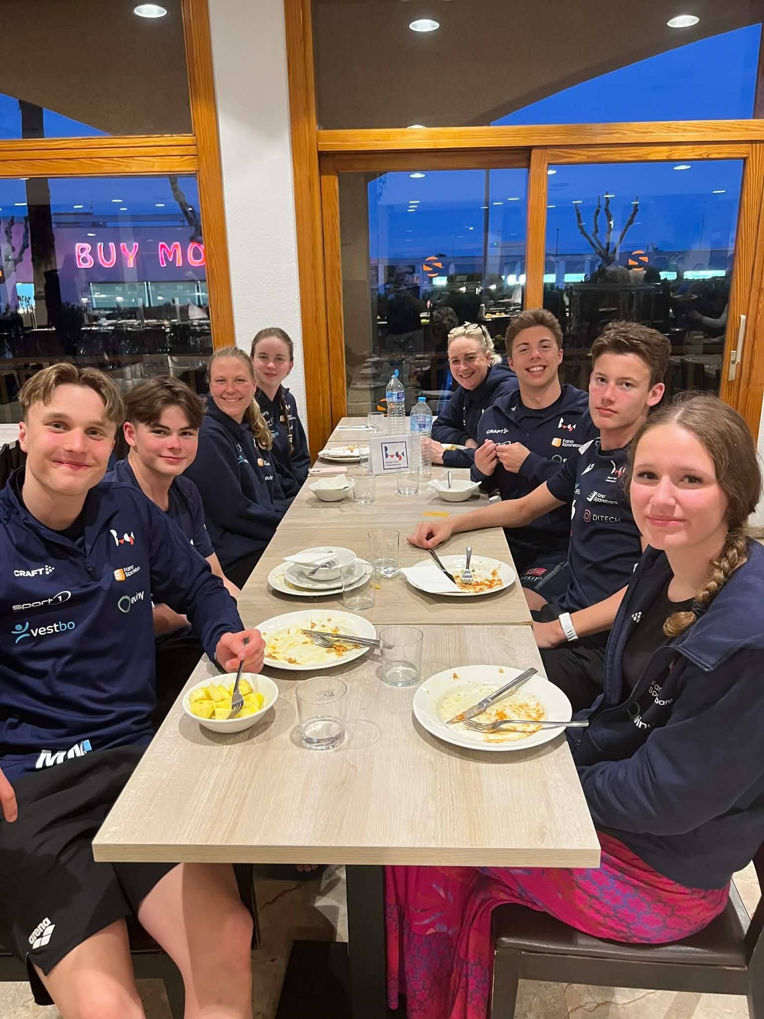 God stemning rundt matbordet