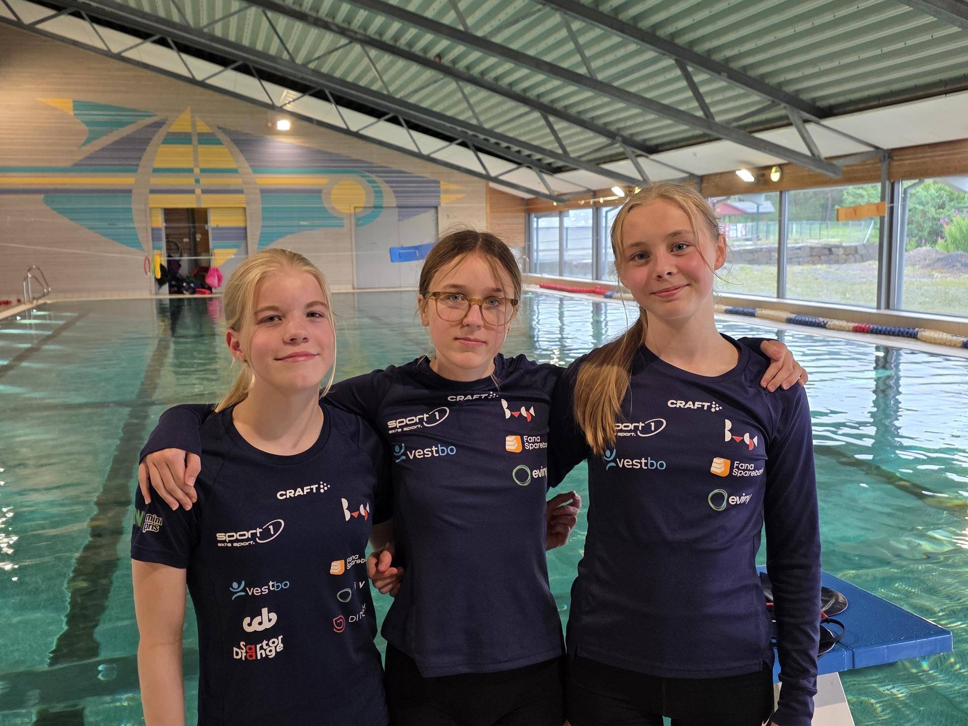 Tre glade jenter på kanten