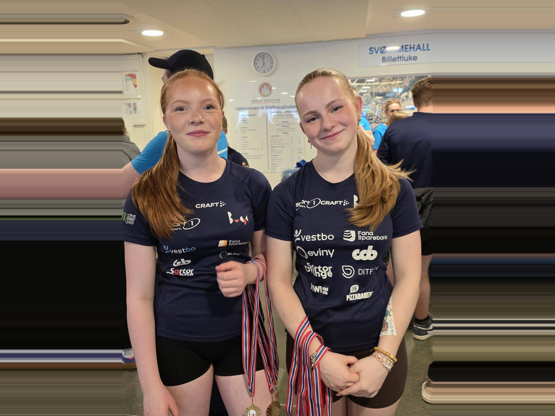 Sofie og Mina har blitt trenere og delte ut medaljer