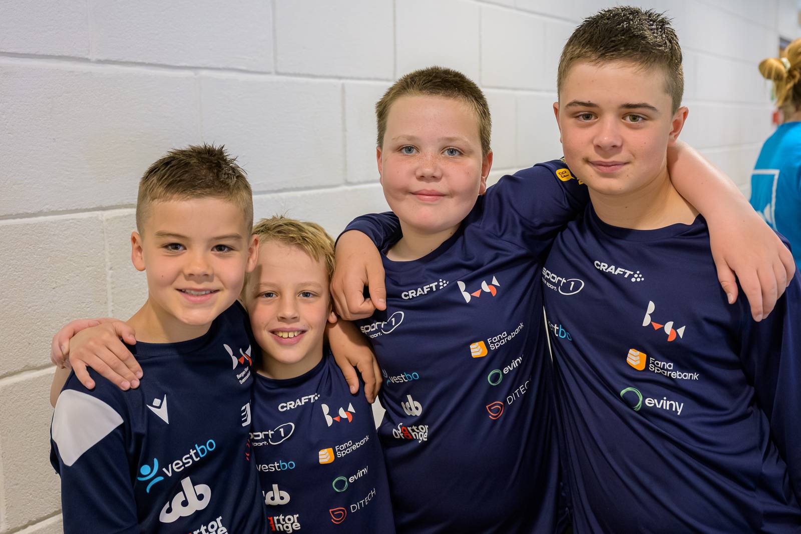Og god stemning blant guttene på tribunen
