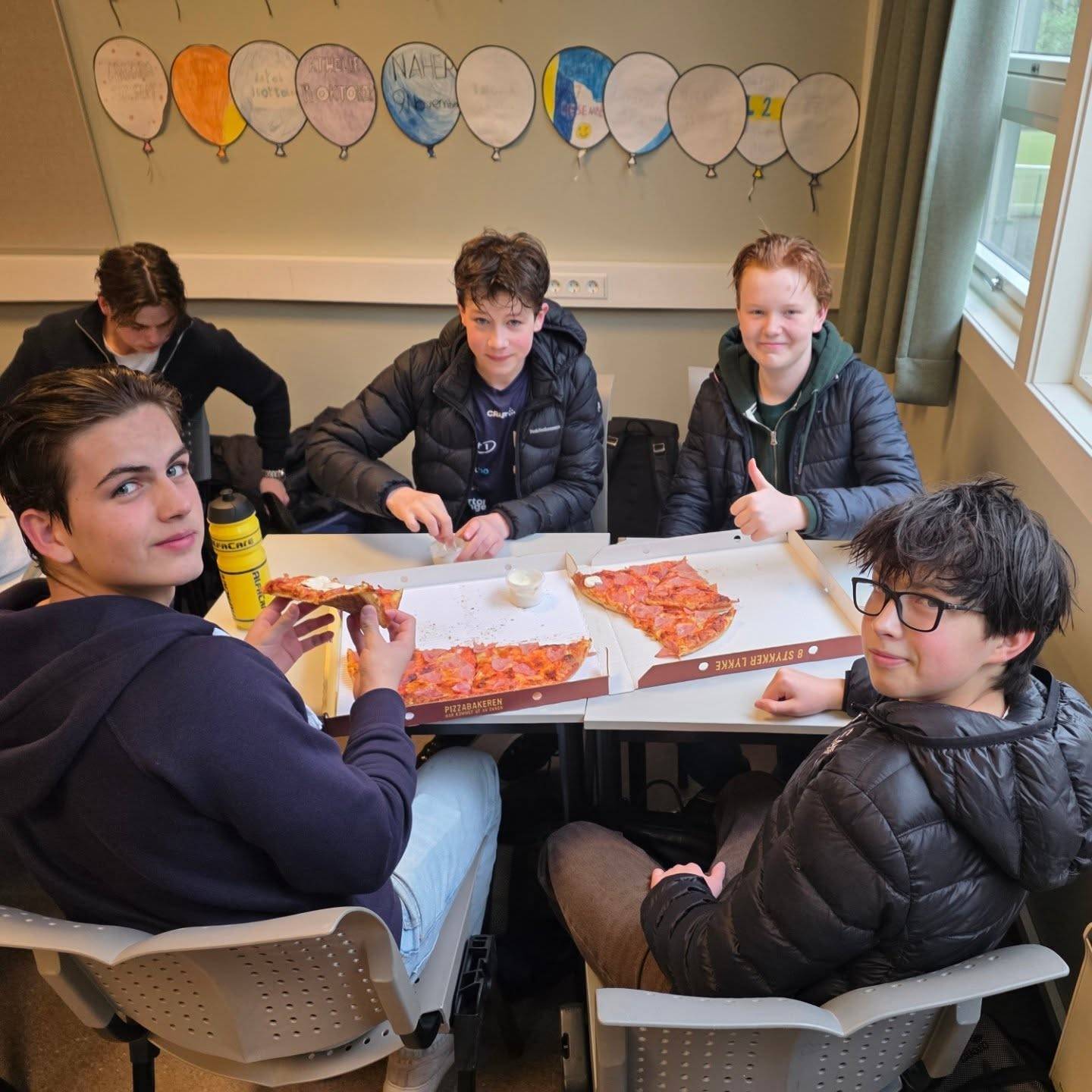 Guttene fikk pizza fra Pizzabakeren