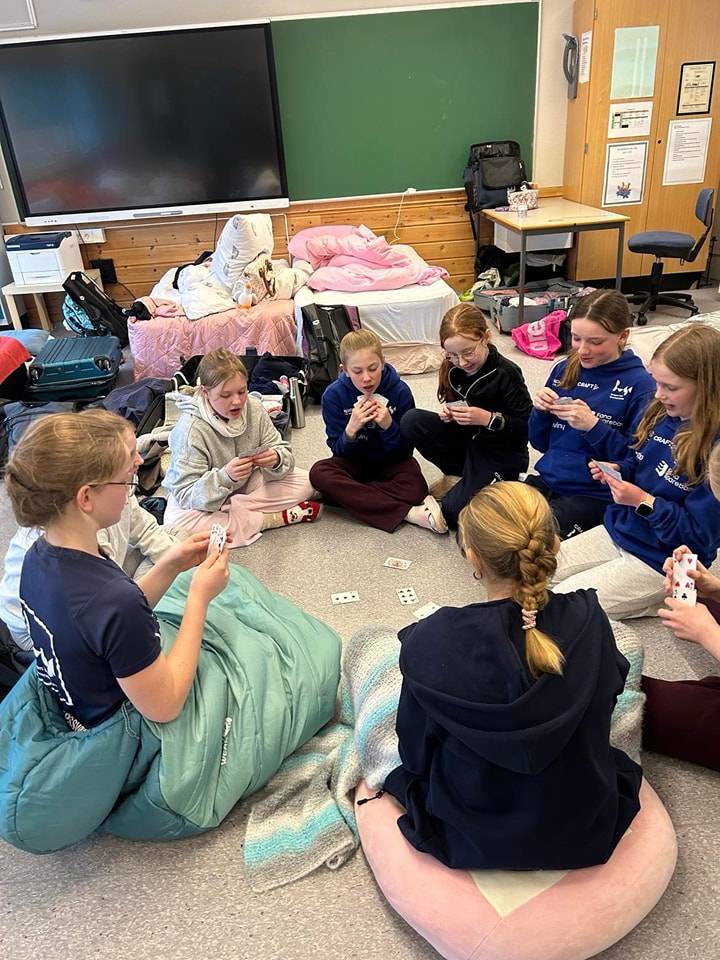 Det var mye kortspilling på leiren