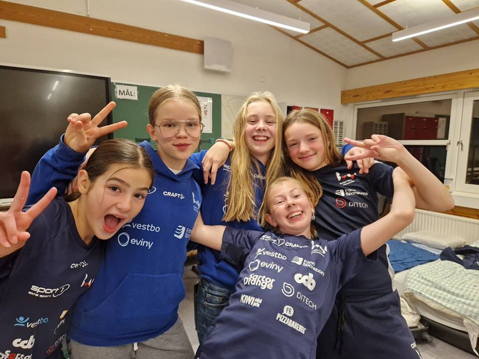 Glade K3 jenter fra høstferieleiren på Rong