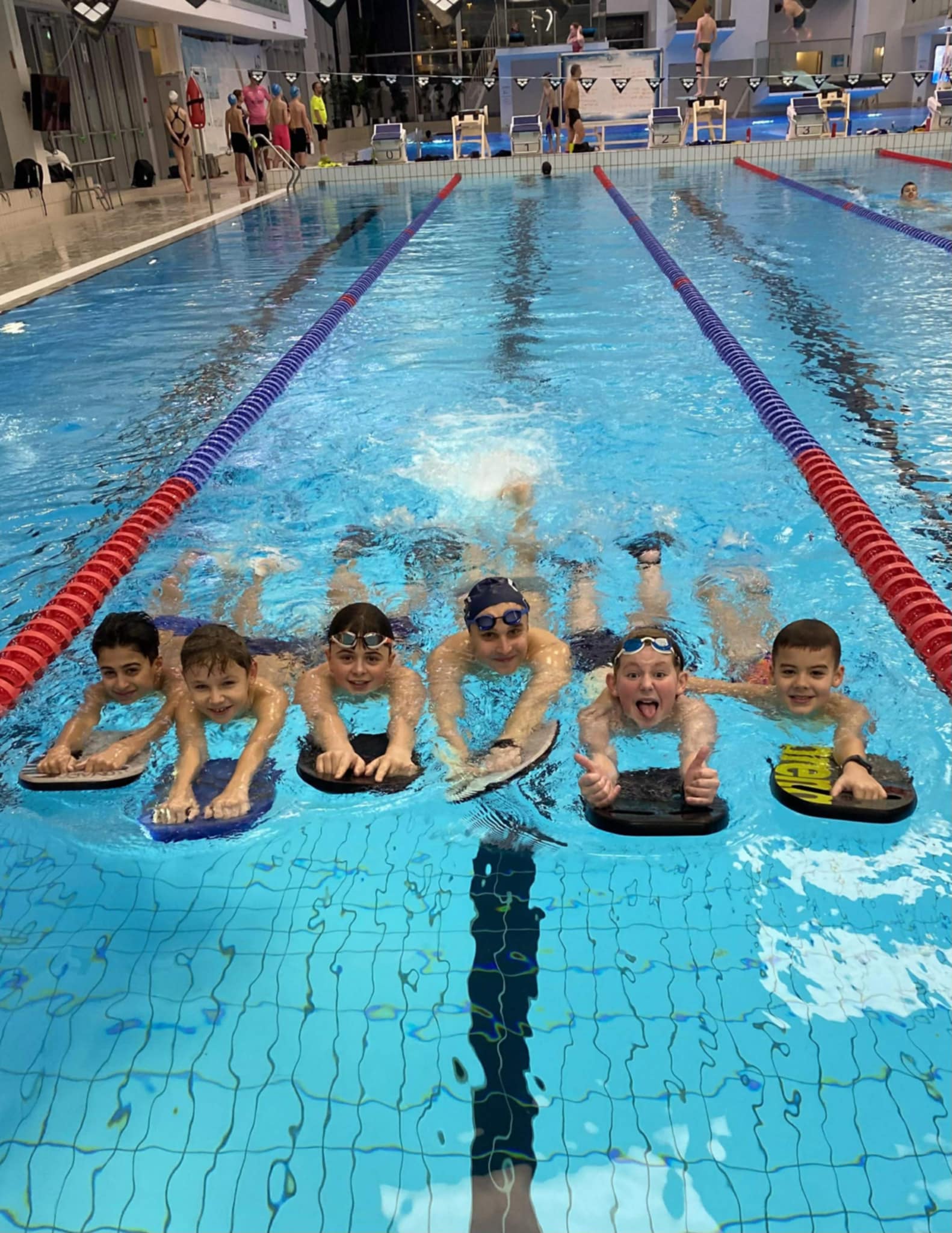 Gøy i vannet med sosial bein