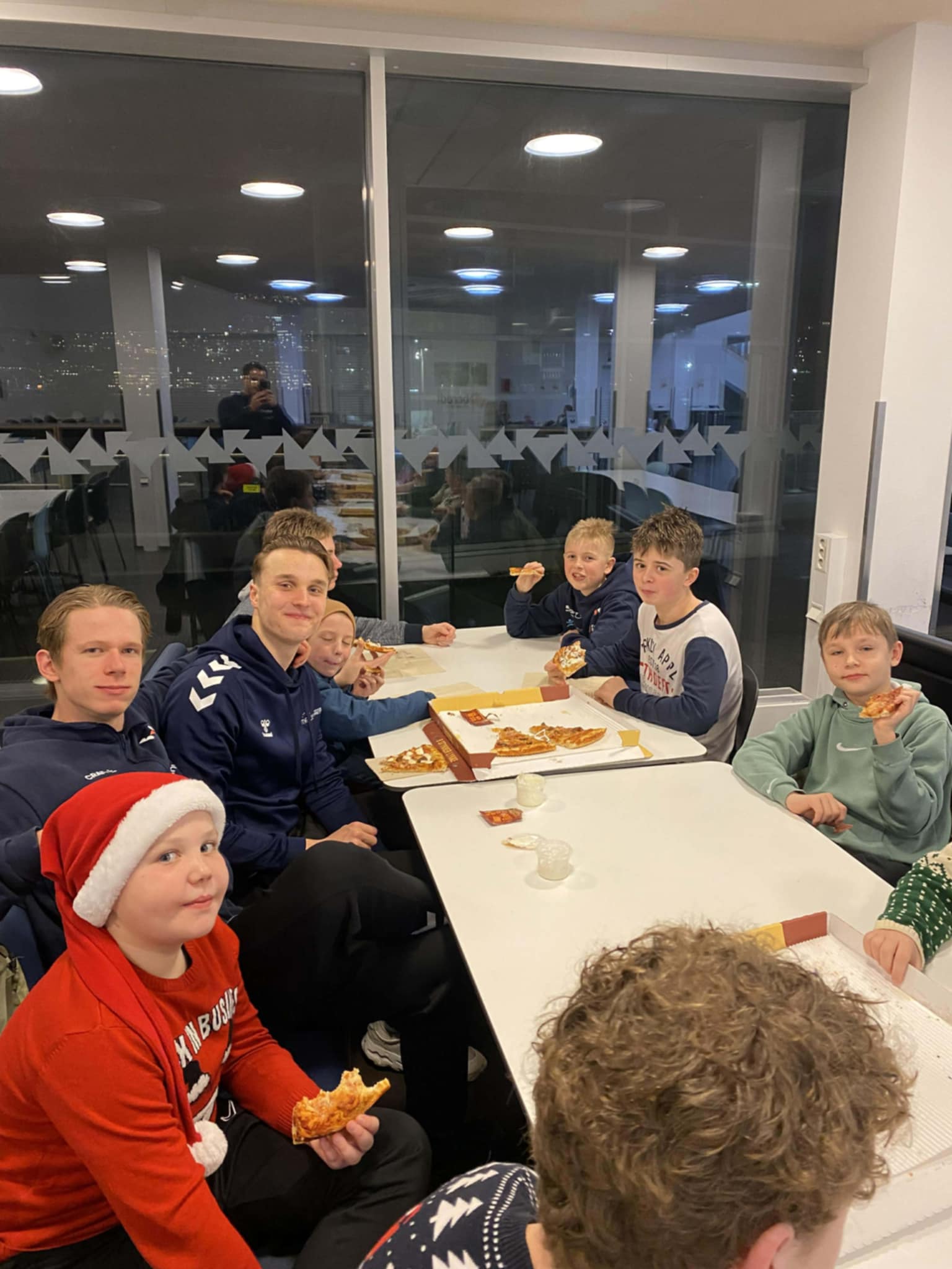 Pizza fra Pizzabakeren smaker godt