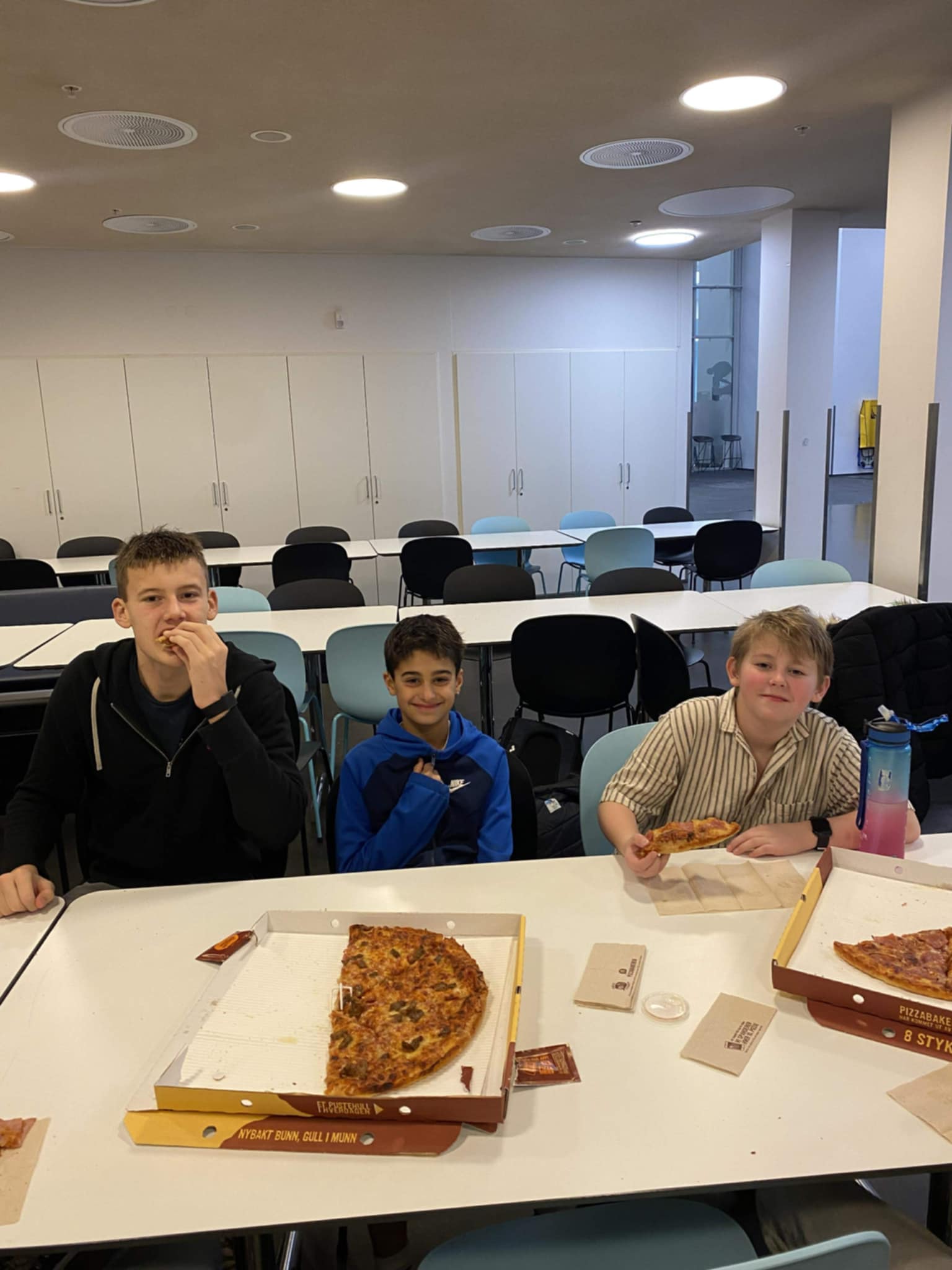 Mer pizza på guttene