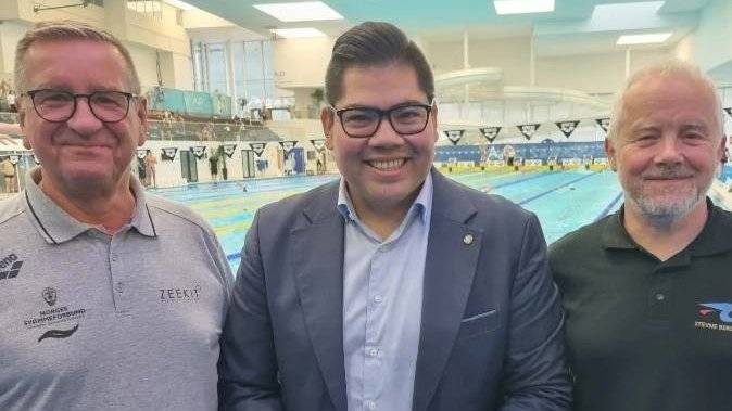 Svømmepresident med byråd for barnehage og skole