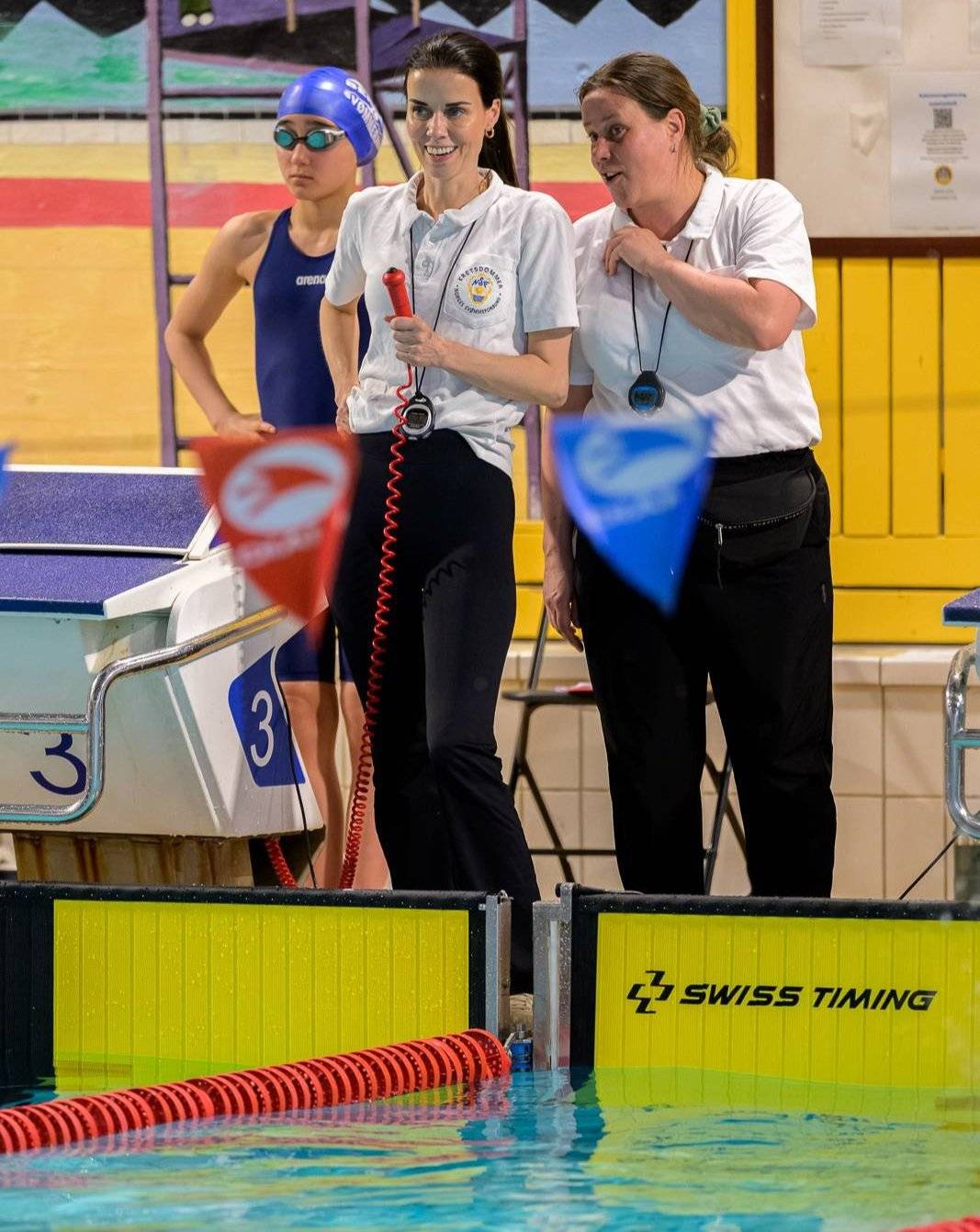 Wenche og Inta på kanten som dommere