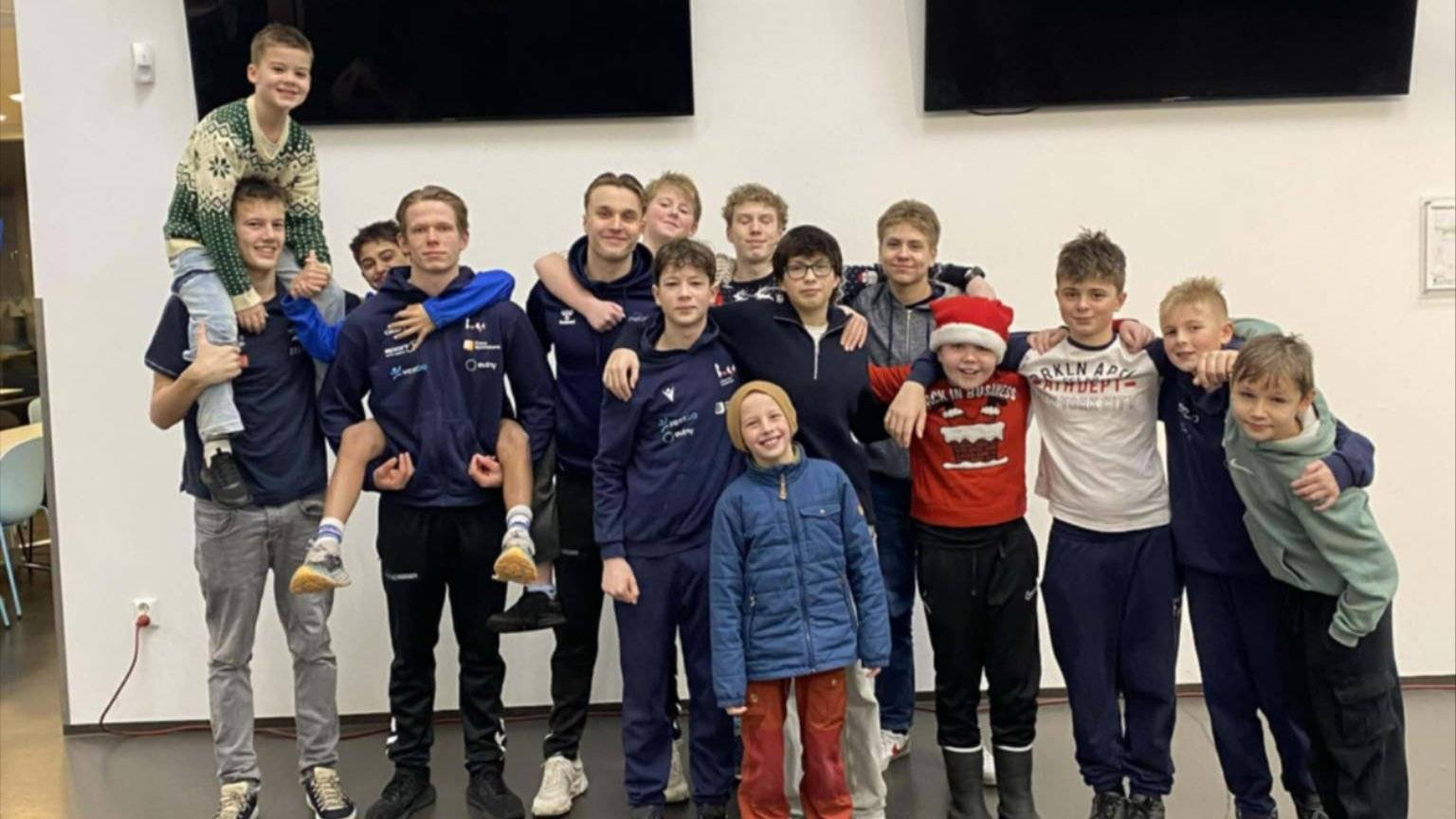 Guttesamling med god stemning