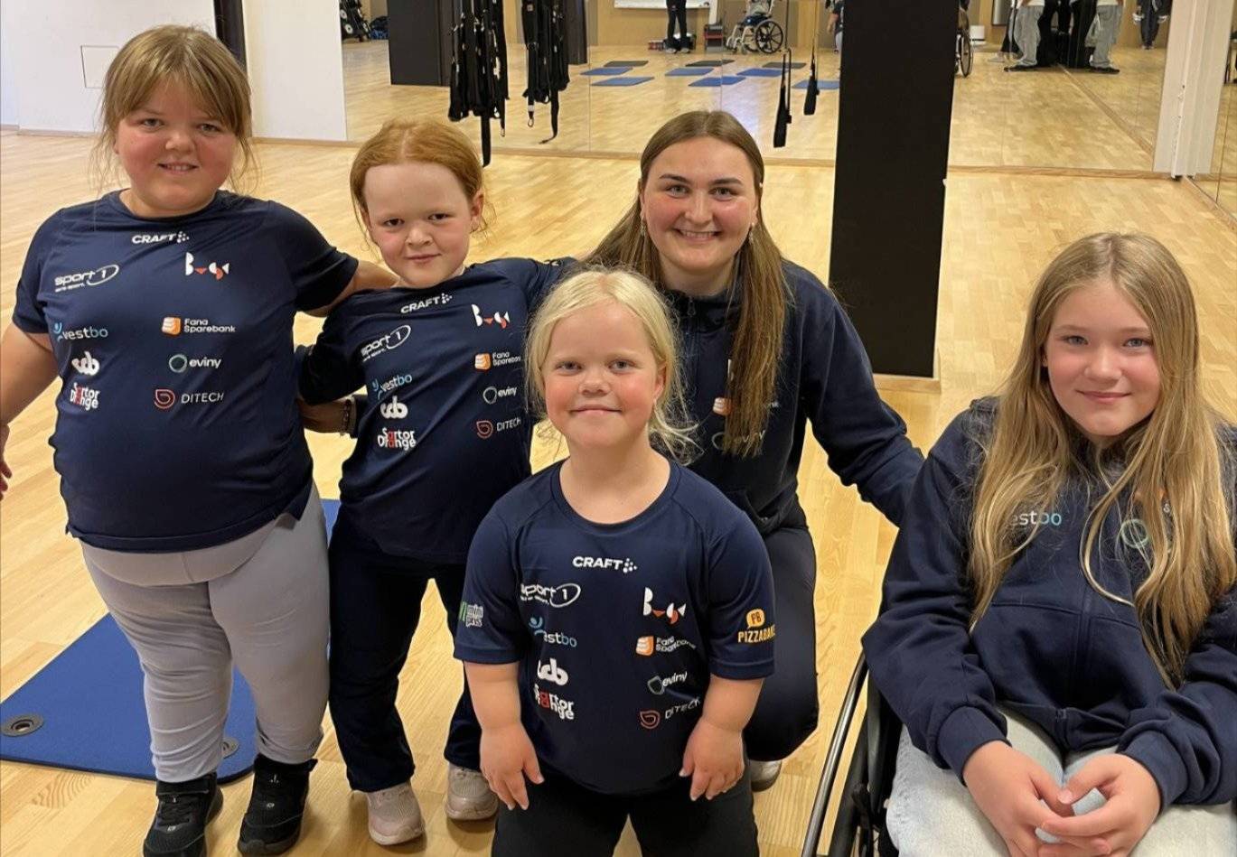 Julie med de fire jentene som var med på parasamling i Oslo