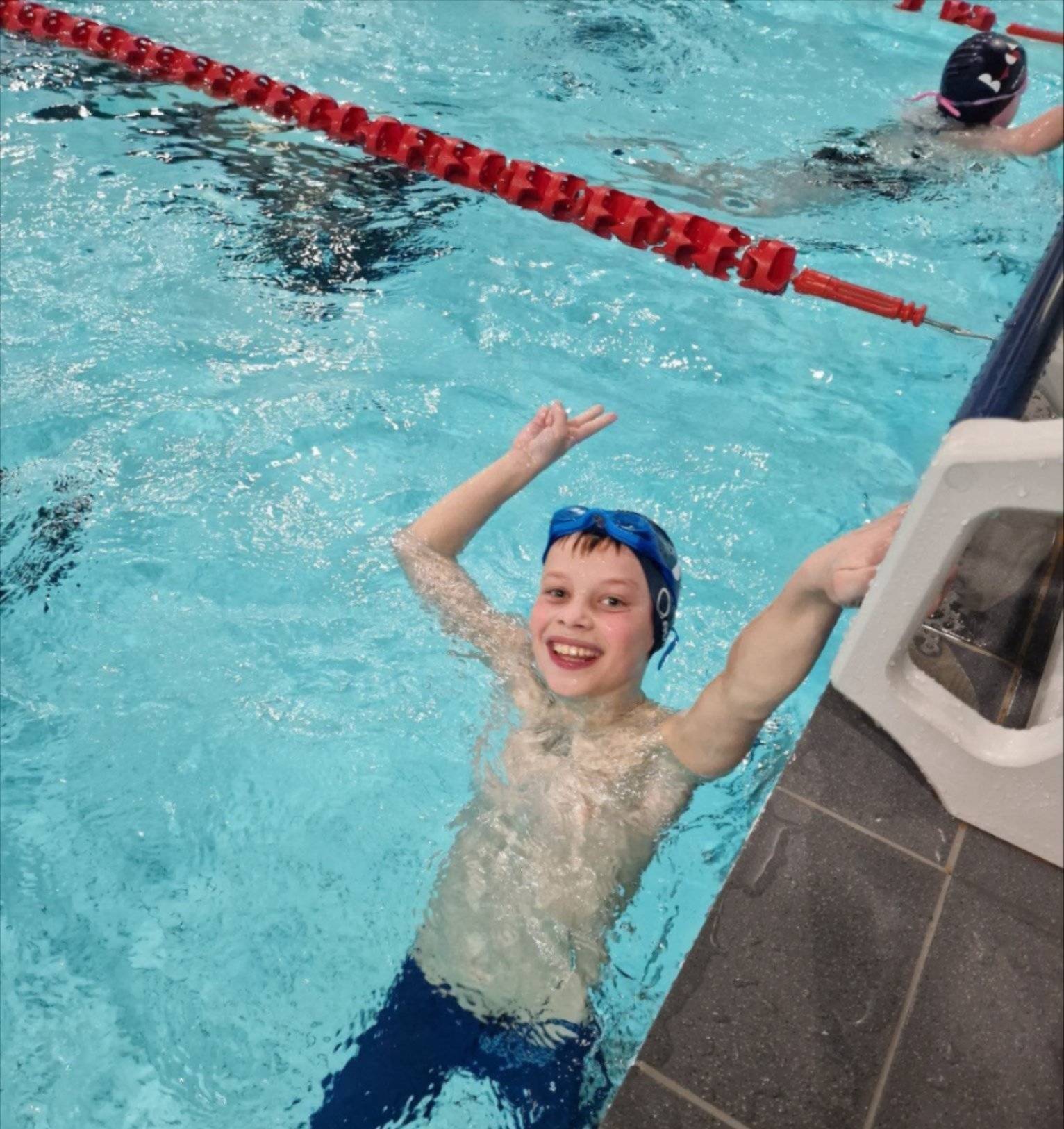 Jonas svømte langt og koste seg