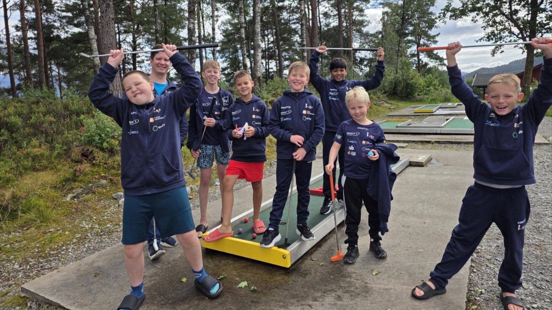 Guttene koste seg med minigolf