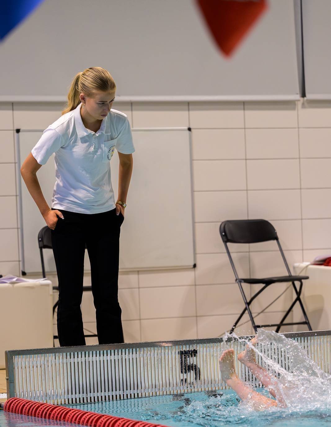 Marie følger med på kanten