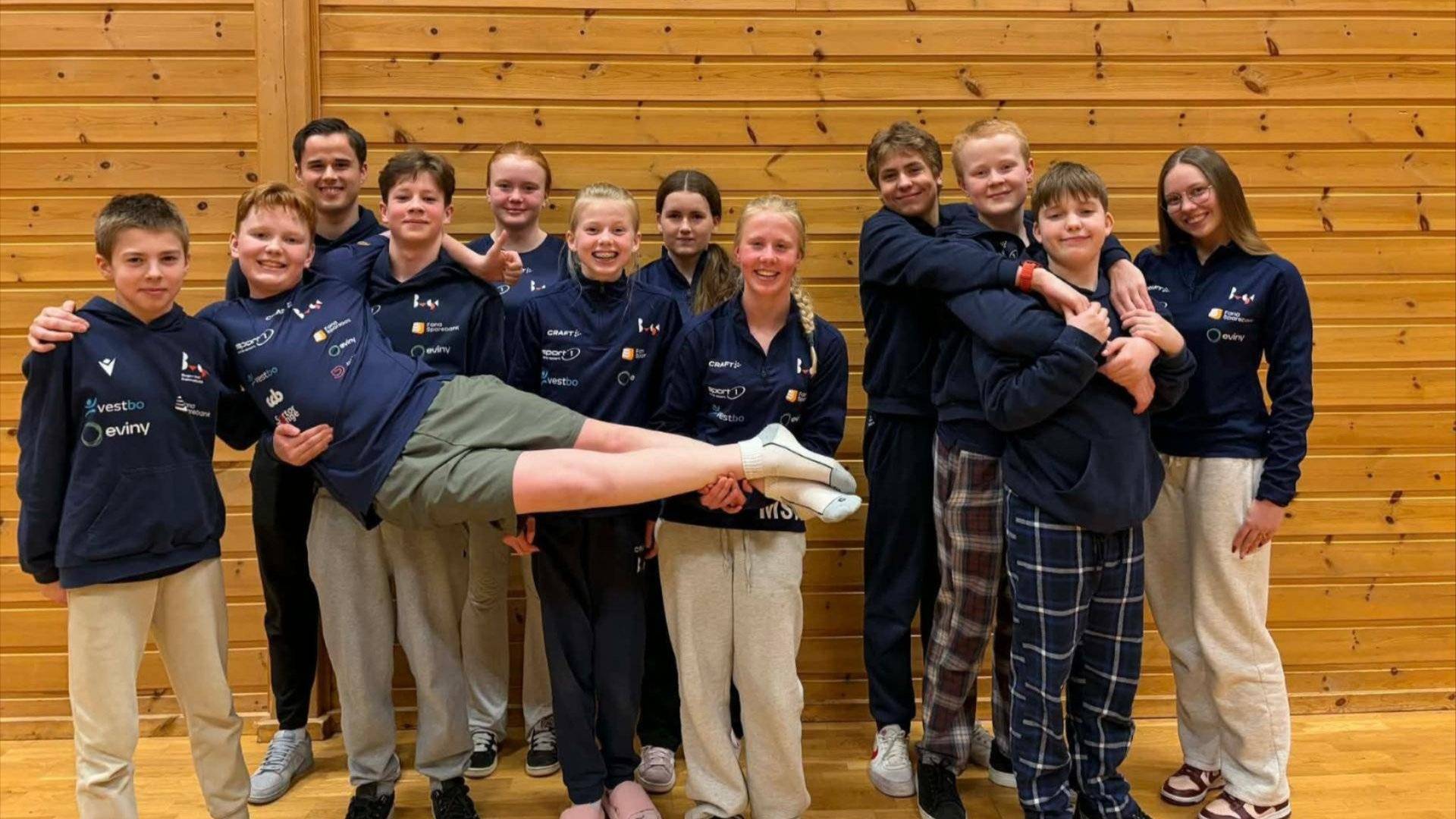 Utøvere og trenere i K2 på treningsleir