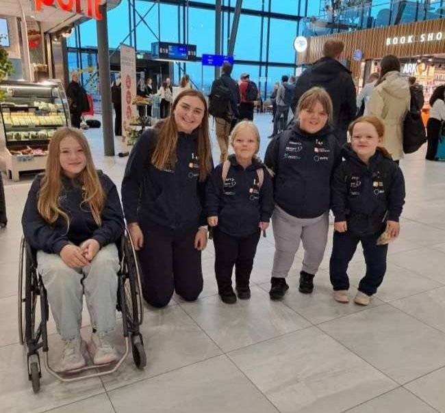 En spent gjeng på Flesland før avreise