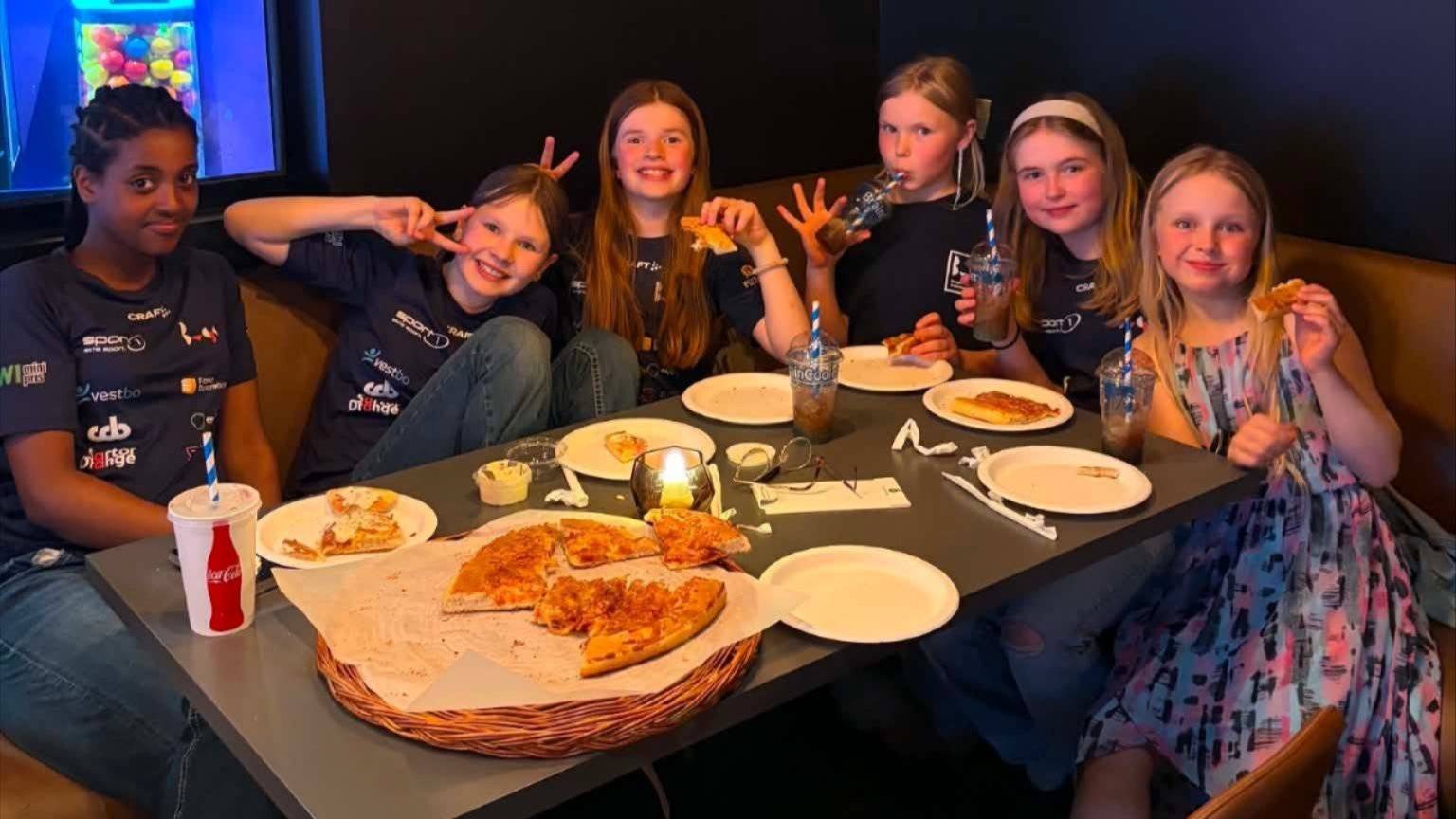T1 jenter på pizza og spillkveld